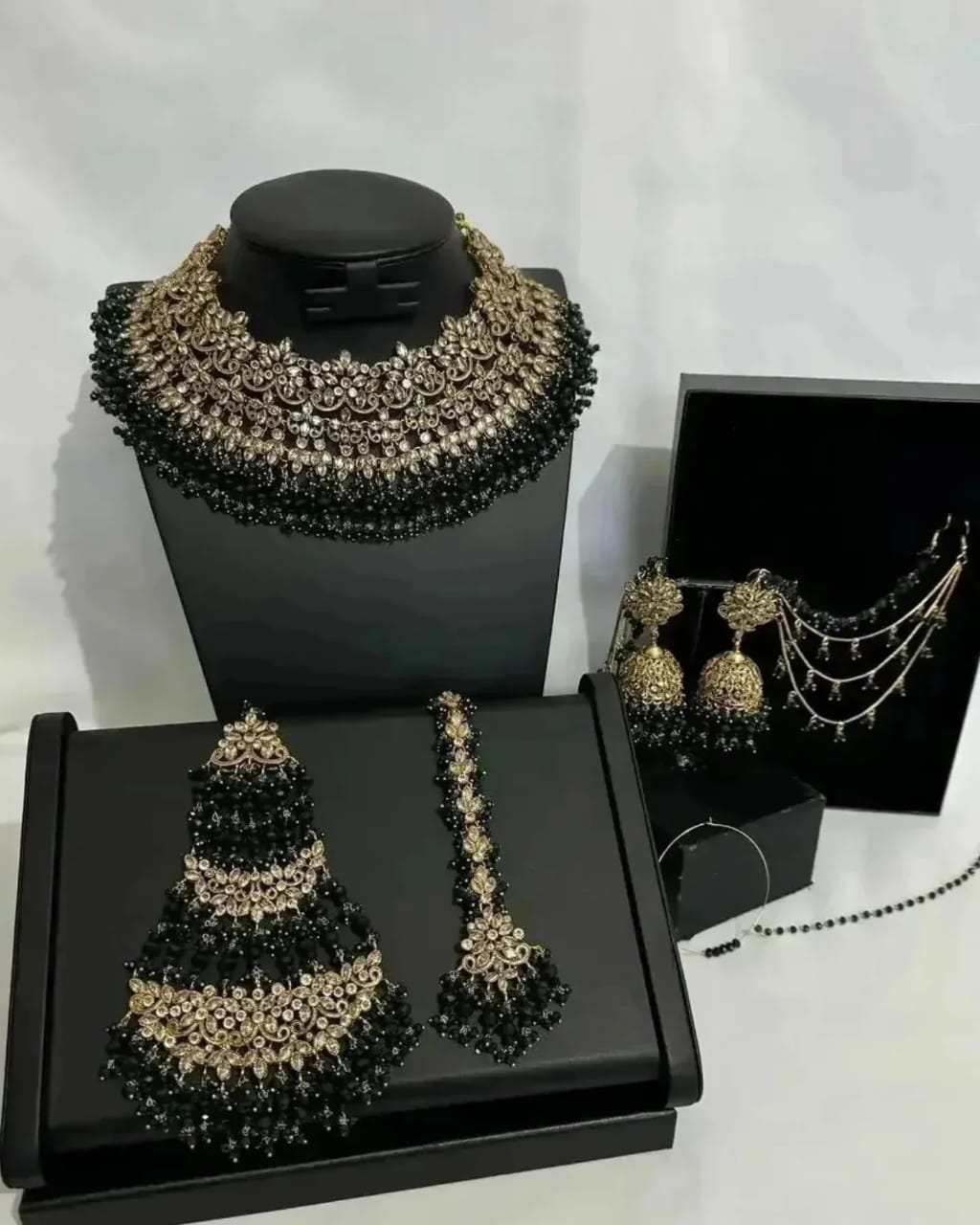 Begum Bahaar - Pakistani Bridal Set