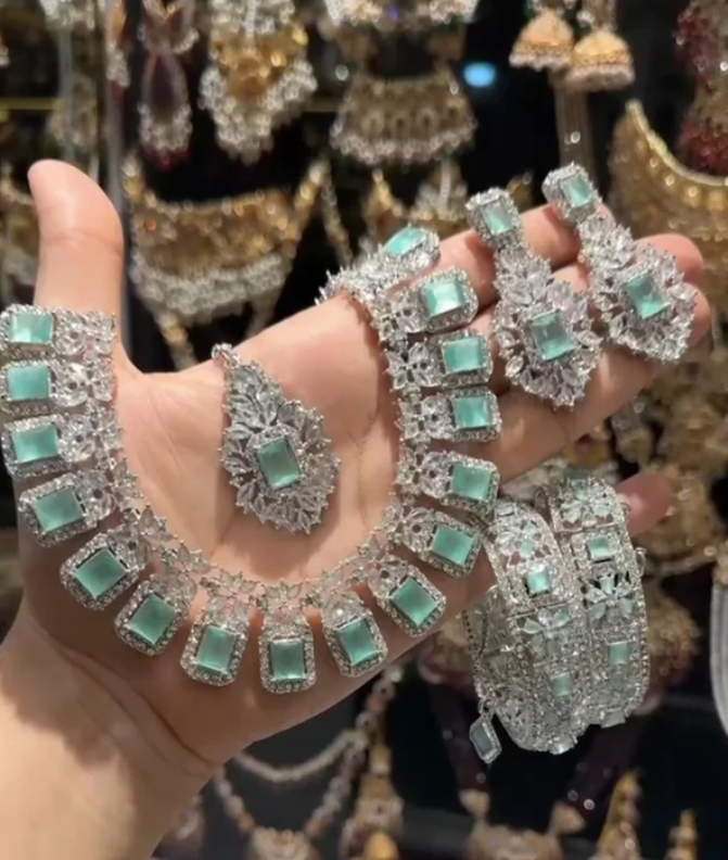 Stone Zircon ad set with bangles openable