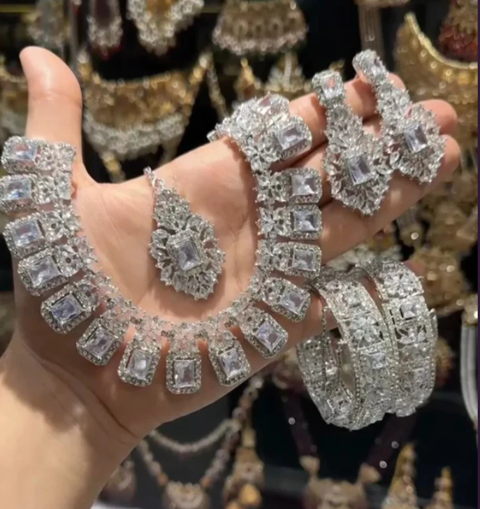 Stone Zircon ad set with bangles openable