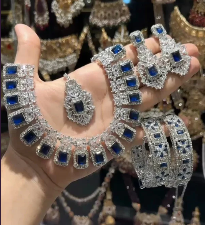 Stone Zircon ad set with bangles openable